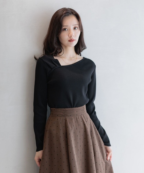 Andemiu（アンデミュウ）の「アシメネックリブニット586690（ニット/セーター・レディース・ブラック/グレイッシュベージュ/アイボリー/ボルドー・FREE）」の10枚目の写真