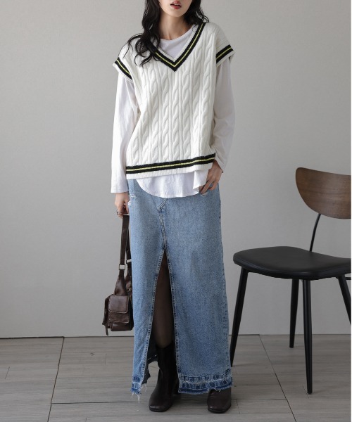 La-gemme（ラジェム）の「Vネックケーブルニットベスト（ベスト・レディース・ホワイト/ネイビー/ブラウン・フリー）」の4枚目の写真