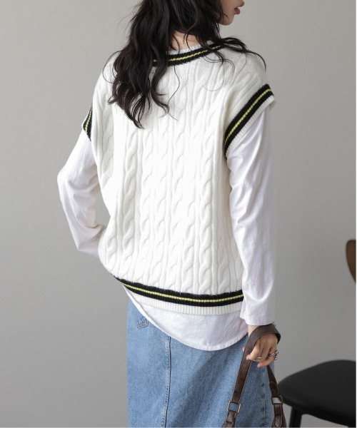 La-gemme（ラジェム）の「Vネックケーブルニットベスト（ベスト・レディース・ホワイト/ネイビー/ブラウン・フリー）」の7枚目の写真