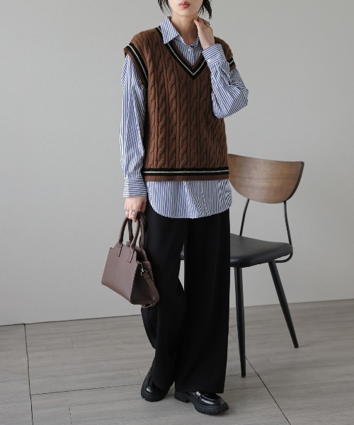 La-gemme（ラジェム）の「Vネックケーブルニットベスト（ベスト・レディース・ホワイト/ネイビー/ブラウン・フリー）」の9枚目の写真