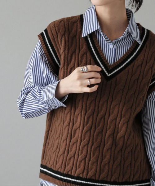 La-gemme（ラジェム）の「Vネックケーブルニットベスト（ベスト・レディース・ホワイト/ネイビー/ブラウン・フリー）」の12枚目の写真
