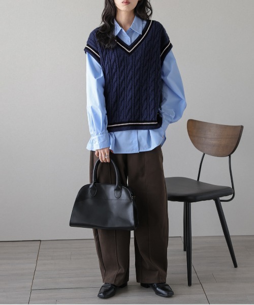 La-gemme（ラジェム）の「Vネックケーブルニットベスト（ベスト・レディース・ホワイト/ネイビー/ブラウン・フリー）」の14枚目の写真