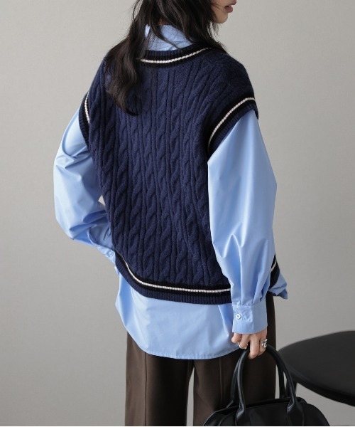 La-gemme（ラジェム）の「Vネックケーブルニットベスト（ベスト・レディース・ホワイト/ネイビー/ブラウン・フリー）」の16枚目の写真