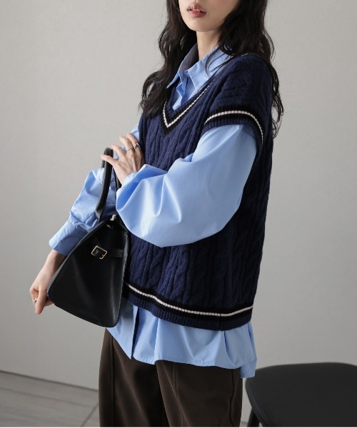 La-gemme（ラジェム）の「Vネックケーブルニットベスト（ベスト・レディース・ホワイト/ネイビー/ブラウン・フリー）」の17枚目の写真