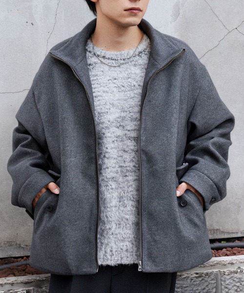 MONO-MART（モノマート）の「テックメルトン スタンドカラー ショートコートジップアップブルゾン（その他アウター・メンズ・モカ/ダークネイビー/グレー/ブラック・S/M/L）」の2枚目の写真