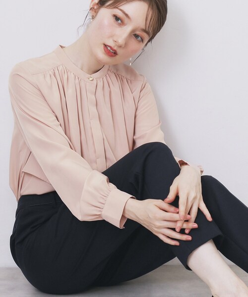 index(インデックス)の「サテンバンドカラーブラウス【洗濯機OK/イージーアイロン】(シャツ/ブラウス・レディース・ブラウン系その他/ナチュラル/ピンク・36/38/40/42)」の1枚目の写真