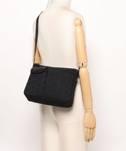 U by Ungaro（ユーバイウンガロ）の「U by ungaro(ユーバイウンガロ)　ルイ　ショルダー（M）（ショルダーバッグ・レディース・ベージュ/ブラック/ブルーグレー・FREE）」の7枚目の写真