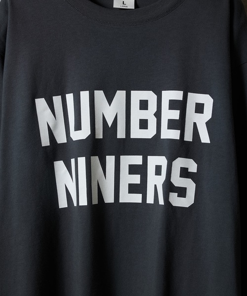 NUMBER (N)INE(ナンバーナイン)の「NUMBER NINERS PRINTED CLASSIC L/S T-SHIRT / ナンバーナイナーズ ロゴプリント クラシック ロンT(Tシャツ/カットソー・メンズ・ブラック/チャコール/ホワイト・M/L/XL)」の6枚目の写真