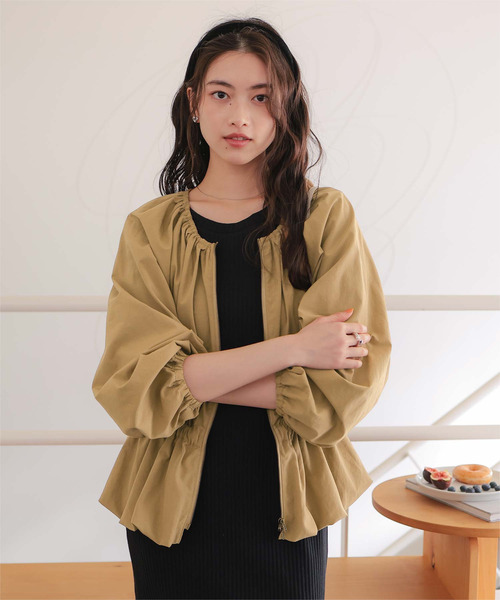 titivate（ティティベイト）の「ペプラムギャザーボリュームブルゾン（ブルゾン・レディース・ライトベージュ/ブラック/ベージュ/ピンク・M/L）」の3枚目の写真