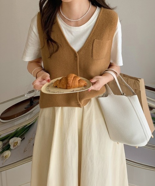 Miniministore（ミニミニストア）の「Vネックニットベスト ニットジレ 重ね着（ベスト・レディース・キャメル/ベージュ/ブラック/カーキ/アイボリー/グレー/ブラウン・FREE）」の9枚目の写真