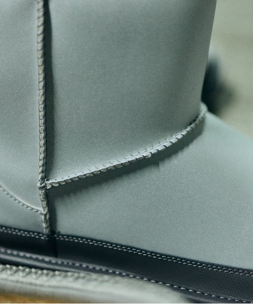 UGG(アグ)の「CLASSIC MINI REFLECTIVE 1171110-SRFL(ブーツ・メンズ・シルバー・7/8/9/10/11)」の4枚目の写真