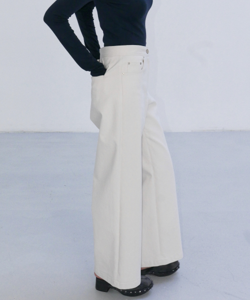 EN OR(エンオール)の「BIZO DETAIL FLARE PANTS - CREAM(その他パンツ・レディース・その他・SMALL/MEDIUM)」の3枚目の写真