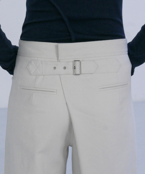 EN OR(エンオール)の「BIZO DETAIL FLARE PANTS - CREAM(その他パンツ・レディース・その他・SMALL/MEDIUM)」の4枚目の写真