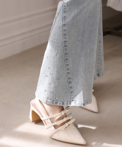 one after another NICE CLAUP(ワンアフターアナザーナイスクラップ)の「【サイズ展開あり】裾ビジューフレアデニムパンツ(デニムパンツ・レディース・ライトブルー/ブルー・SMALL/MEDIUM)」の12枚目の写真