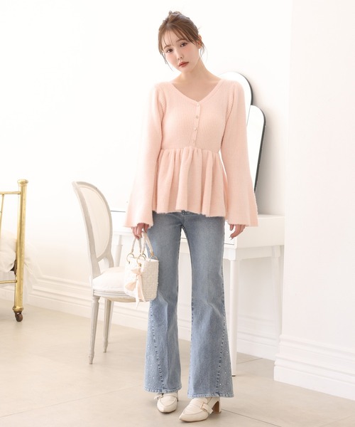 one after another NICE CLAUP(ワンアフターアナザーナイスクラップ)の「【サイズ展開あり】裾ビジューフレアデニムパンツ(デニムパンツ・レディース・ライトブルー/ブルー・SMALL/MEDIUM)」の3枚目の写真