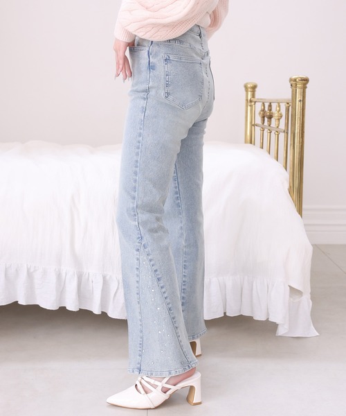 one after another NICE CLAUP(ワンアフターアナザーナイスクラップ)の「【サイズ展開あり】裾ビジューフレアデニムパンツ(デニムパンツ・レディース・ライトブルー/ブルー・SMALL/MEDIUM)」の7枚目の写真