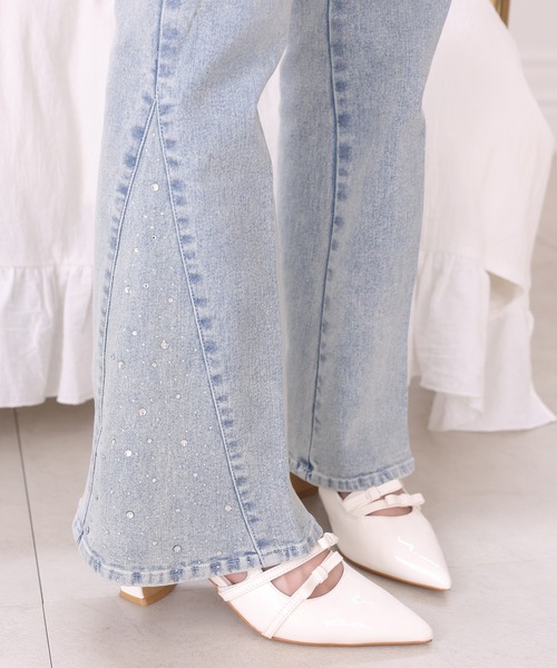 one after another NICE CLAUP(ワンアフターアナザーナイスクラップ)の「【サイズ展開あり】裾ビジューフレアデニムパンツ(デニムパンツ・レディース・ライトブルー/ブルー・SMALL/MEDIUM)」の16枚目の写真