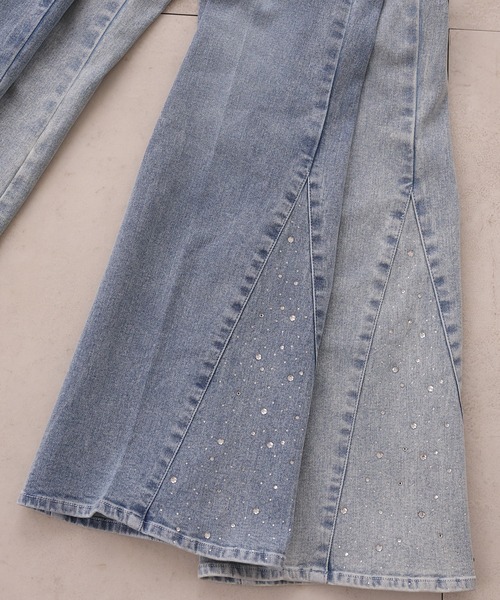 one after another NICE CLAUP(ワンアフターアナザーナイスクラップ)の「【サイズ展開あり】裾ビジューフレアデニムパンツ(デニムパンツ・レディース・ライトブルー/ブルー・SMALL/MEDIUM)」の17枚目の写真