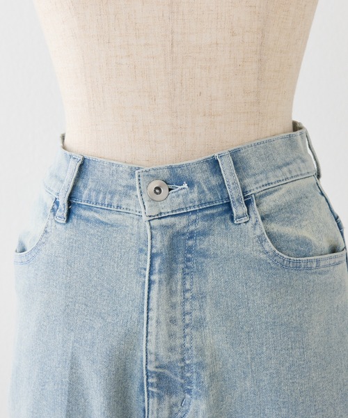 one after another NICE CLAUP(ワンアフターアナザーナイスクラップ)の「【サイズ展開あり】裾ビジューフレアデニムパンツ(デニムパンツ・レディース・ライトブルー/ブルー・SMALL/MEDIUM)」の20枚目の写真