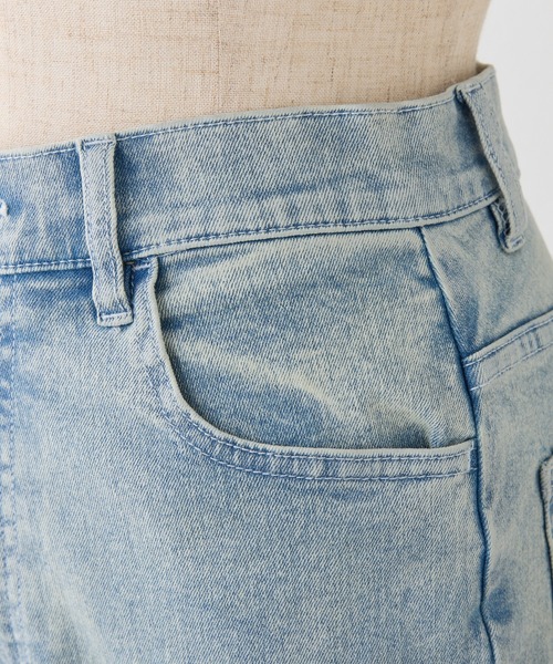 one after another NICE CLAUP(ワンアフターアナザーナイスクラップ)の「【サイズ展開あり】裾ビジューフレアデニムパンツ(デニムパンツ・レディース・ライトブルー/ブルー・SMALL/MEDIUM)」の21枚目の写真