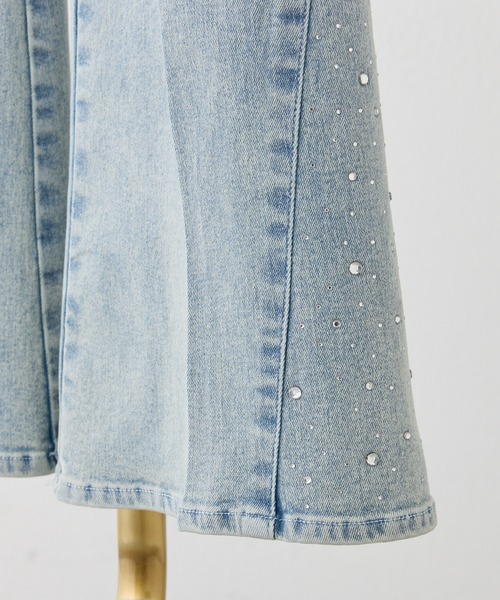 one after another NICE CLAUP(ワンアフターアナザーナイスクラップ)の「【サイズ展開あり】裾ビジューフレアデニムパンツ(デニムパンツ・レディース・ライトブルー/ブルー・SMALL/MEDIUM)」の22枚目の写真
