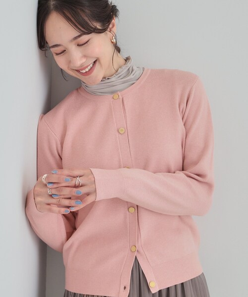 SHOO・LA・RUE（シューラルー）の「【洗濯機可/S-LL】すっきり見えでやわらかタッチな クルーネックカーディガン（カーディガン/ボレロ・レディース・ネイビー/ベビーピンク/グレー・01/02/03/04）」の3枚目の写真