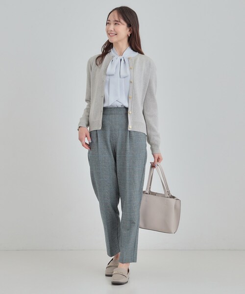 SHOO・LA・RUE（シューラルー）の「【洗濯機可/S-LL】すっきり見えでやわらかタッチな クルーネックカーディガン（カーディガン/ボレロ・レディース・ネイビー/ベビーピンク/グレー・01/02/03/04）」の19枚目の写真