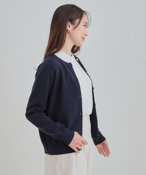 SHOO・LA・RUE（シューラルー）の「【洗濯機可/S-LL】すっきり見えでやわらかタッチな クルーネックカーディガン（カーディガン/ボレロ・レディース・ネイビー/ベビーピンク/グレー・01/02/03/04）」の4枚目の写真