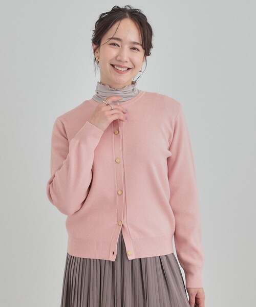 SHOO・LA・RUE（シューラルー）の「【洗濯機可/S-LL】すっきり見えでやわらかタッチな クルーネックカーディガン（カーディガン/ボレロ・レディース・ネイビー/ベビーピンク/グレー・01/02/03/04）」の7枚目の写真