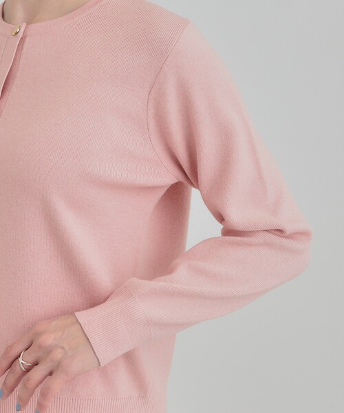 SHOO・LA・RUE（シューラルー）の「【洗濯機可/S-LL】すっきり見えでやわらかタッチな クルーネックカーディガン（カーディガン/ボレロ・レディース・ネイビー/ベビーピンク/グレー・01/02/03/04）」の15枚目の写真