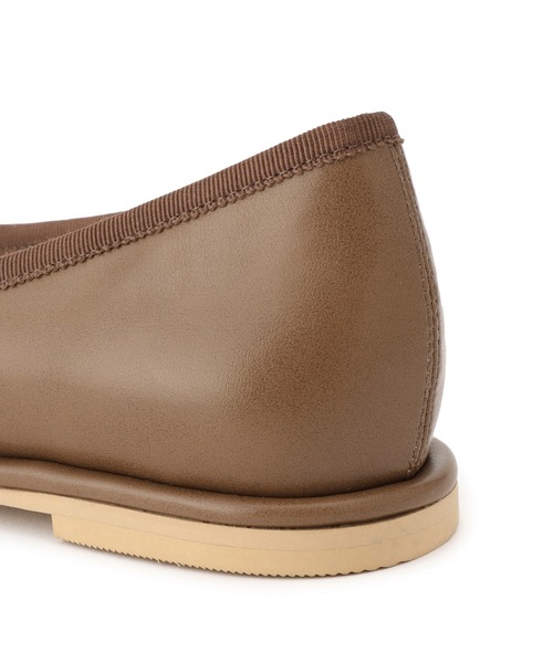 ADAM ET ROPE'（アダムエロペ）の「タックバレエシューズ（バレエシューズ・レディース・ベージュ/ブラック/ブラウン・23/23.5/24/24.5）」の18枚目の写真