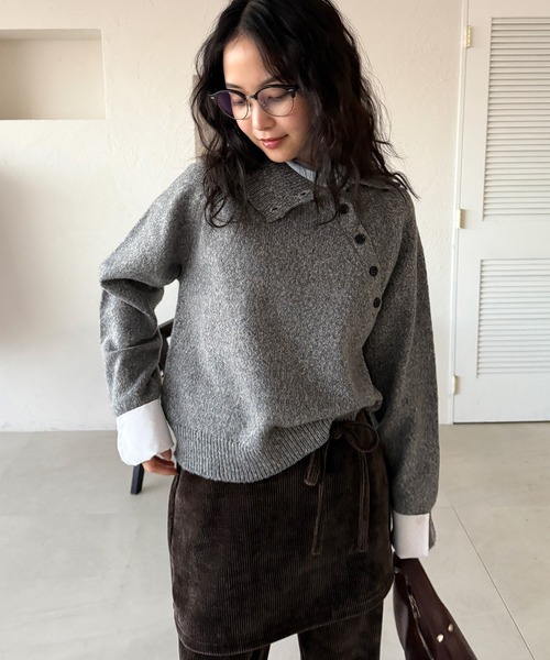 MUHET(ミュエータ)の「layered shirt detail stand collar button knit / シャツドッキングスタンドネックボタンニット(ニット/セーター・レディース・グリーン/グレー・FREE)」の3枚目の写真