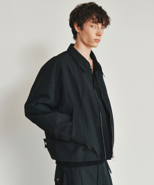 HEUTE（ホイテ）の「RUSTLE CURVE SHORT JACKET (BLACK)（ブルゾン・メンズ・ブラック・M/L）」の2枚目の写真