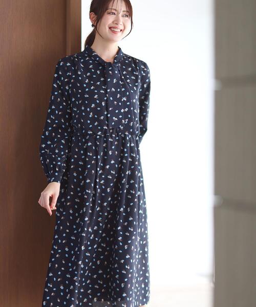Reflect（リフレクト）の「【セレモニー／通勤／おでかけに◎】フラワープリントボウタイワンピース（ワンピース・レディース・ネイビー系/カーキ系/ライトグレー系・09/11）」の3枚目の写真