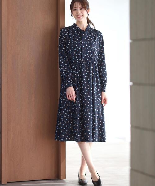 Reflect（リフレクト）の「【セレモニー／通勤／おでかけに◎】フラワープリントボウタイワンピース（ワンピース・レディース・ネイビー系/カーキ系/ライトグレー系・09/11）」の11枚目の写真
