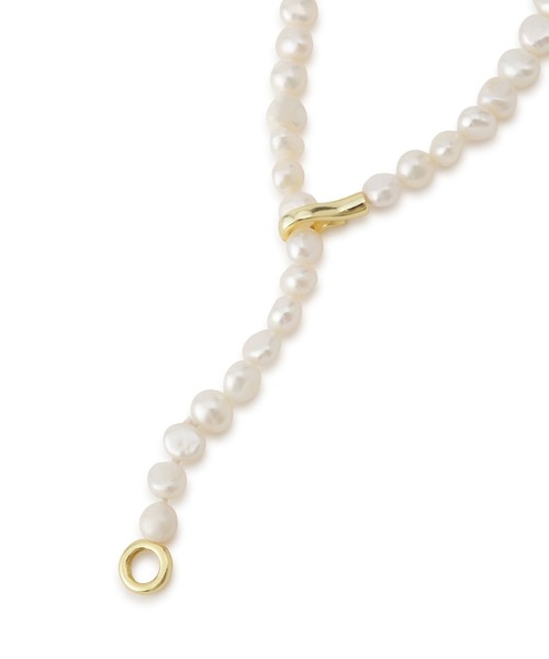 ADAM ET ROPE'(アダムエロペ)の「【EO for ADAM ET ROPE'】Pearl Necklace with Gold Hook(ネックレス・レディース・ホワイト・FREE)」の3枚目の写真