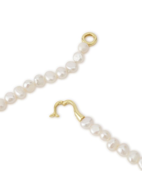ADAM ET ROPE'(アダムエロペ)の「【EO for ADAM ET ROPE'】Pearl Necklace with Gold Hook(ネックレス・レディース・ホワイト・FREE)」の4枚目の写真