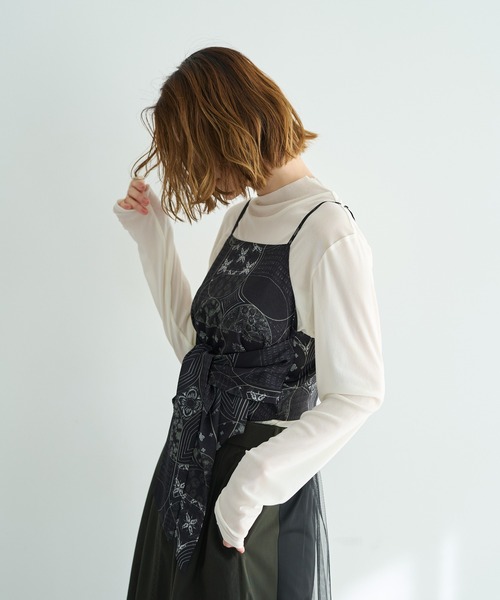 YECCA VECCA（イェッカヴェッカ）の「スカーフ柄オーバーキャミ（キャミソール・レディース・アイボリー/ブラック・FREE）」の4枚目の写真