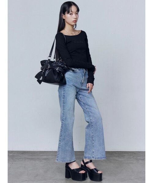 EMODA（エモダ）の「ミニマルジャストウエストフレアデニム（デニムパンツ・レディース・ライトブルー/インディゴブルー・X-SMALL/SMALL/MEDIUM）」の5枚目の写真