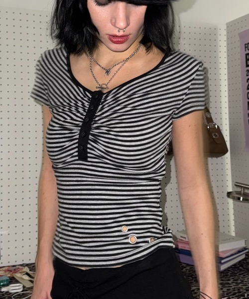 SHAGGIE(シャギー)の「Vネックボーダーアイレット付きTシャツ(Tシャツ/カットソー・レディース・ブラック/グレー/ブルー・FREE)」の1枚目の写真