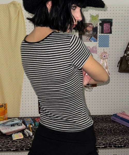 SHAGGIE(シャギー)の「Vネックボーダーアイレット付きTシャツ(Tシャツ/カットソー・レディース・ブラック/グレー/ブルー・FREE)」の4枚目の写真