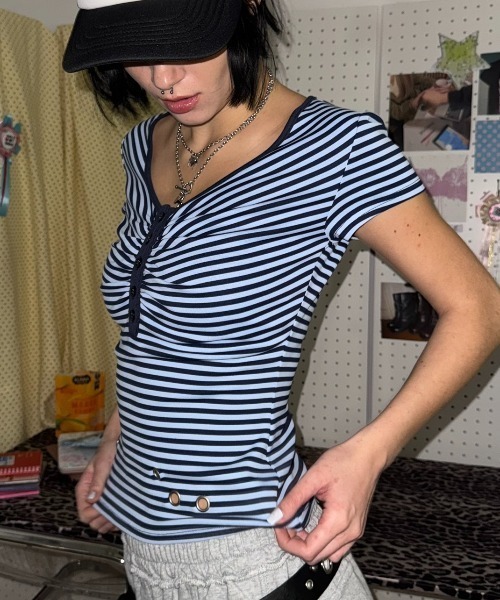 SHAGGIE(シャギー)の「Vネックボーダーアイレット付きTシャツ(Tシャツ/カットソー・レディース・ブラック/グレー/ブルー・FREE)」の6枚目の写真