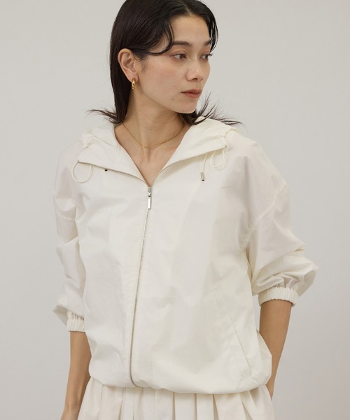 SALON adam et rope'（サロン アダム エ ロペ）の「コーティングフーディーブルゾン / セットアップ対応（ブルゾン・レディース・ブルー系その他2/ホワイト・FREE）」の2枚目の写真