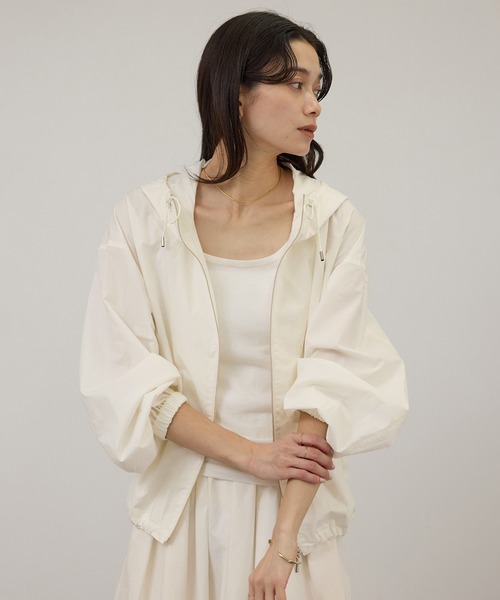 SALON adam et rope'（サロン アダム エ ロペ）の「コーティングフーディーブルゾン / セットアップ対応（ブルゾン・レディース・ブルー系その他2/ホワイト・FREE）」の3枚目の写真