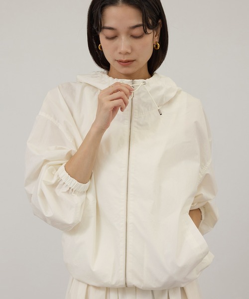 SALON adam et rope'（サロン アダム エ ロペ）の「コーティングフーディーブルゾン / セットアップ対応（ブルゾン・レディース・ブルー系その他2/ホワイト・FREE）」の4枚目の写真