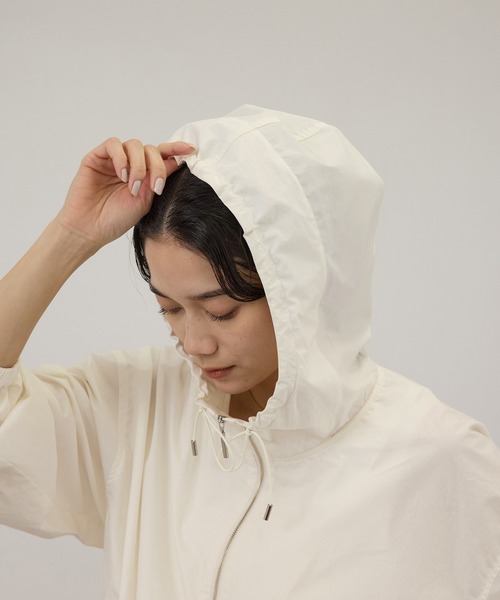 SALON adam et rope'（サロン アダム エ ロペ）の「コーティングフーディーブルゾン / セットアップ対応（ブルゾン・レディース・ブルー系その他2/ホワイト・FREE）」の5枚目の写真