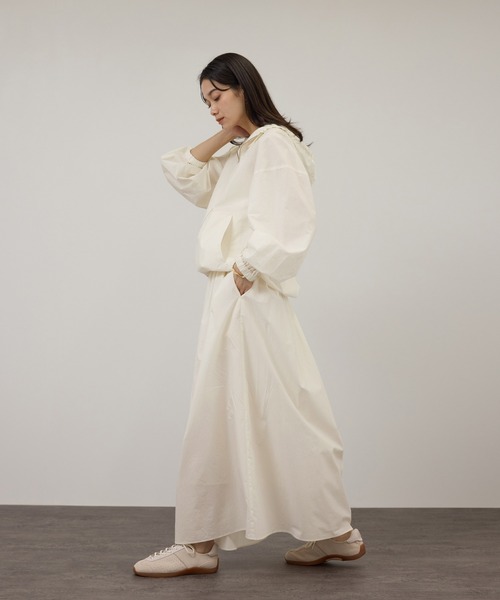 SALON adam et rope'（サロン アダム エ ロペ）の「コーティングフーディーブルゾン / セットアップ対応（ブルゾン・レディース・ブルー系その他2/ホワイト・FREE）」の8枚目の写真