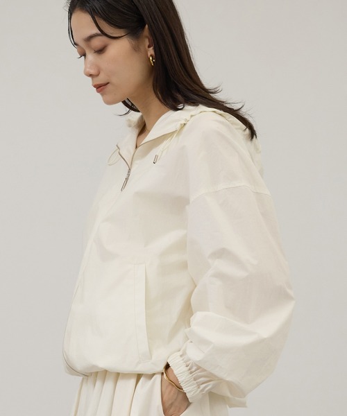 SALON adam et rope'（サロン アダム エ ロペ）の「コーティングフーディーブルゾン / セットアップ対応（ブルゾン・レディース・ブルー系その他2/ホワイト・FREE）」の9枚目の写真