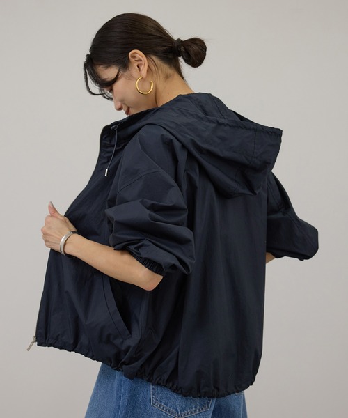 SALON adam et rope'（サロン アダム エ ロペ）の「コーティングフーディーブルゾン / セットアップ対応（ブルゾン・レディース・ブルー系その他2/ホワイト・FREE）」の14枚目の写真