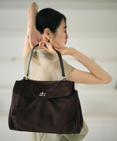LAULEN（ローレン）の「2way suede touch twist buckle bag /2wayスウェード調ツイストバックルバッグ（ハンドバッグ・レディース・キャメル/ブラウン/ブラック・FREE）」の2枚目の写真